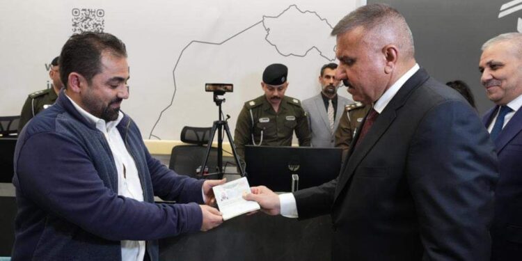 وزير الداخلية يفتتـــح الفيزا الإلكترونية في مطار بغداد الدولي
