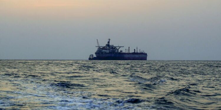 الحوثيون يعلنون استهداف سفينة كانت تبحر باتجاه موانئ فلسطين