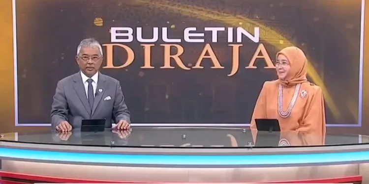 ملك ماليزيا وزوجته يقدمان نشرة إخبارية في التلفزيون الرسمي