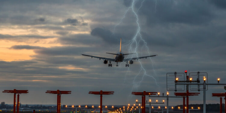 عاصفة إيشــــا تثير الفوضى وتغير مسار مئات الطائرات