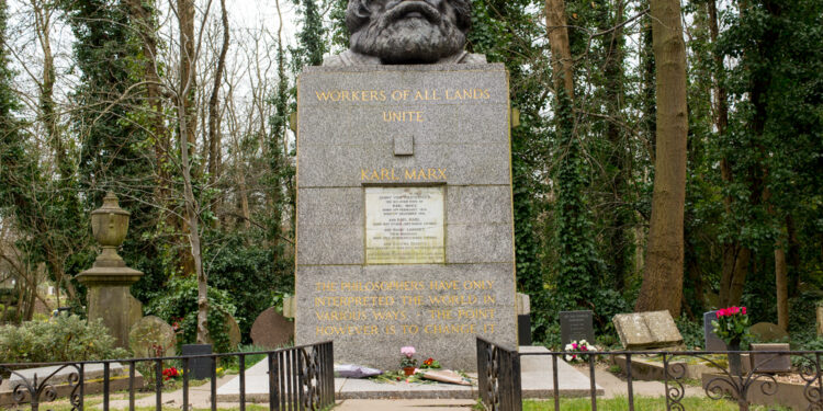حُجرة الدفن المجاورة لقبر كارل ماركس