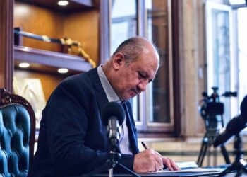 وزير الدفاع يعفي مواطن انتحل صفة قائد فرقة في الجيش السابق