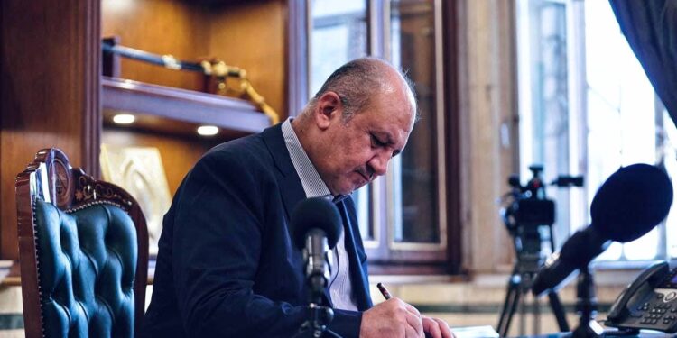 وزير الدفاع يعفي مواطن انتحل صفة قائد فرقة في الجيش السابق