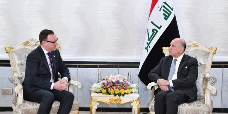 وزير الخارجية يؤكد تقديم الدعم لفريق (يونيتاد) لحين إكمال مهامه في العراق