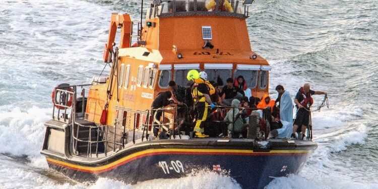 انتشال 13 جثة لمهاجرين سودانيين والبحث عن 27 مفقودا