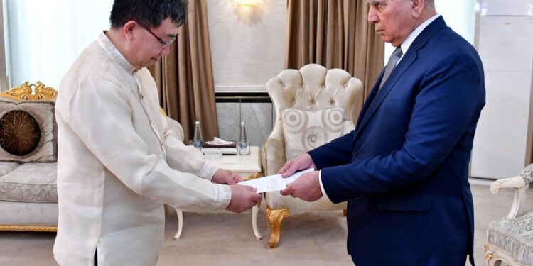 وزير الخارجية يتسلم نسخة من اوراق اعتماد سفراء ثلاث دول