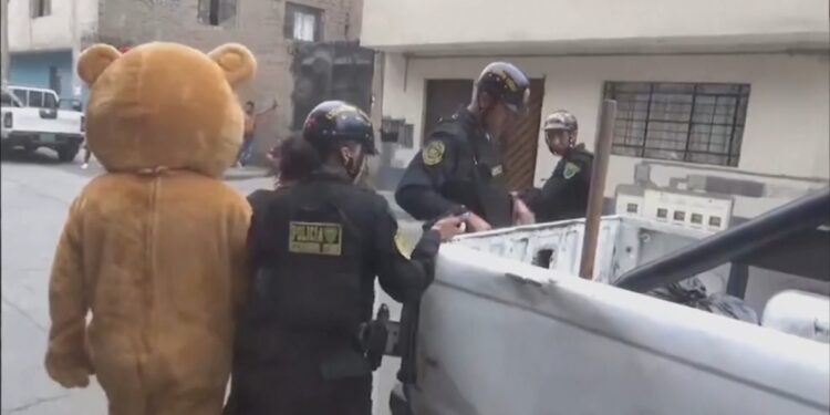 ضابط يتنكر في زي دب بعيد الحب ليقبض على تاجرة مخدرات