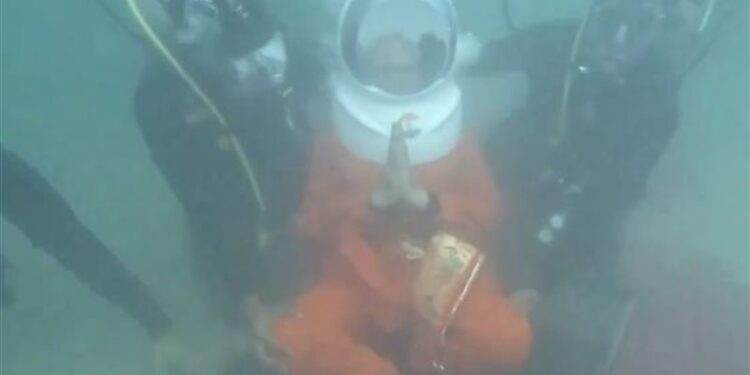 بالفيديو .. رئيس وزراء الهند يؤدي طقوسا غريبة في البحر لإطالة عمره