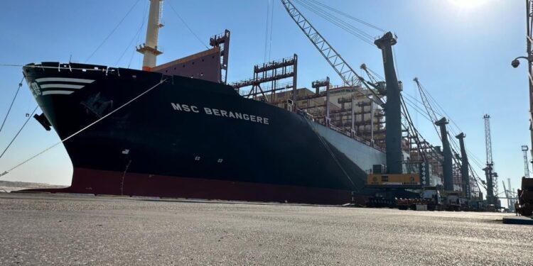 رســـو سفينة عملاقة حديثة في ام قصر … “لأول مرة في موانئ العراق”