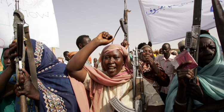 السودان .. النساء يدخلن معسكرات التدريب لرفع السلاح ضد انتهاكات “الرد السريع”