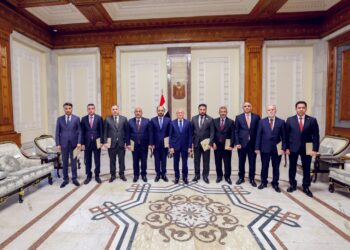 رئيس الجمهورية يُسلم بعض المحافظين الجدد المراسيم الجمهورية الخاصة بتعيينهم