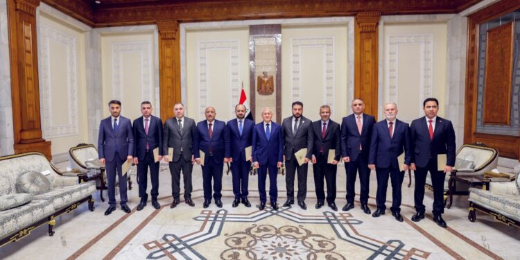 رئيس الجمهورية يُسلم بعض المحافظين الجدد المراسيم الجمهورية الخاصة بتعيينهم