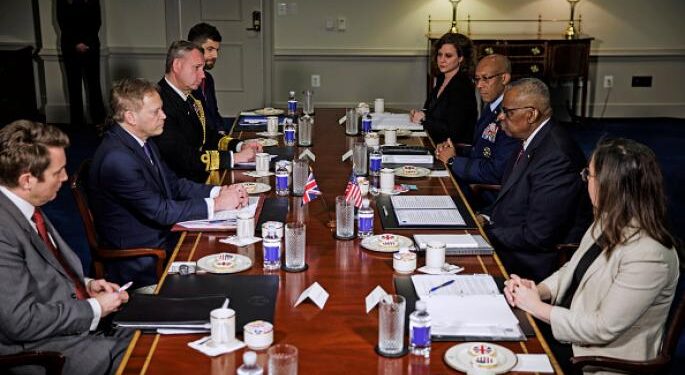 أوستن يبحث مع نظيره البريطاني “التهديدات الأمنية” في الشرق الأوسط