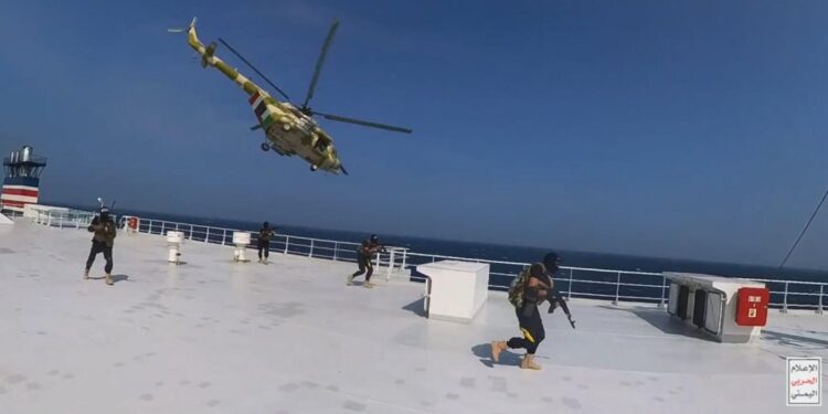 الحوثيون يعلنون إسقــــاط طائرة امريكية وإصابة سفينة بريطانية