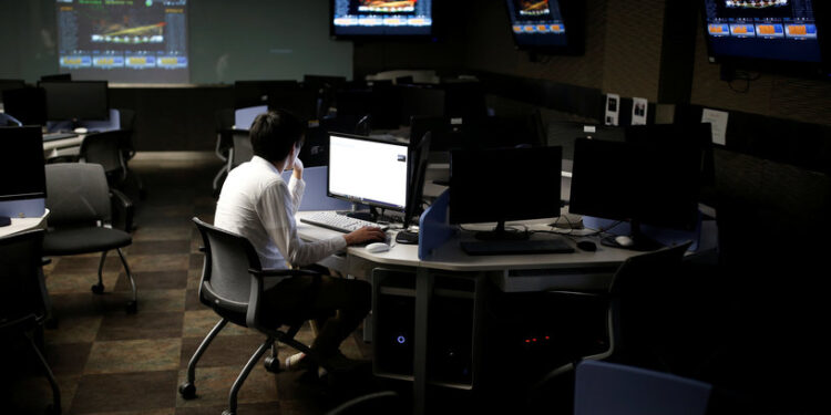 الجلوس لساعات طويلة في العمل يزيد خطـــر “الوفاة المبكرة”