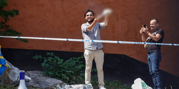 سلوان موميكا “أنا باق هنا” ,, تحدي لقرار المحكمة السويدية