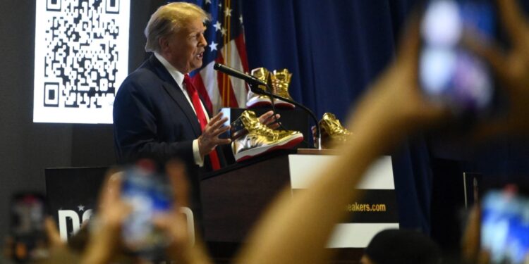 أحذية ترامب “الذهب” تُبــــــاع بالكامل بعد ساعات من طرحها