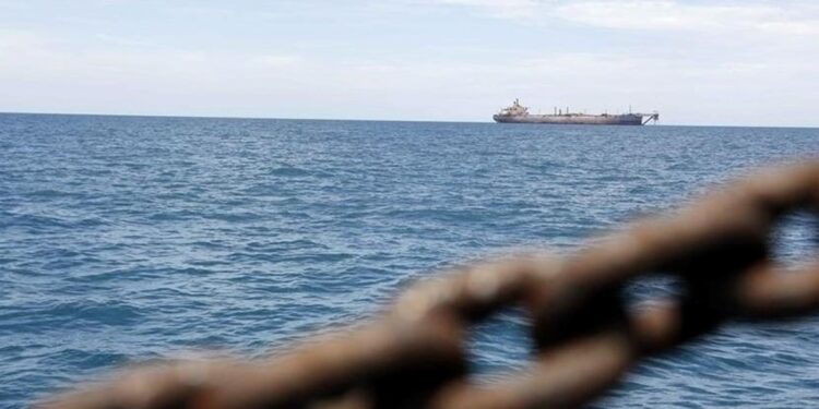 هيئة بريطانية .. انفجار في البحر الأحمر غربي الحديدة