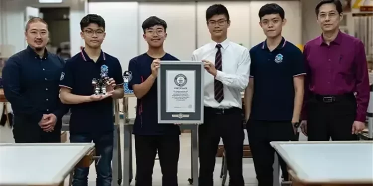 هونج كونج .. تلامـــيذ يدخلون موسوعة جينيس ,,, بأصغر روبوت في العالم