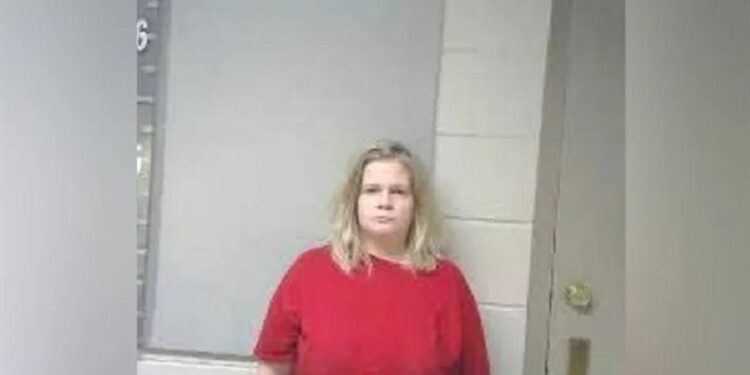 أم تجبر ابنها على السير على قدميه ثم تدهسه بالسيارة عن طريق الخطأ