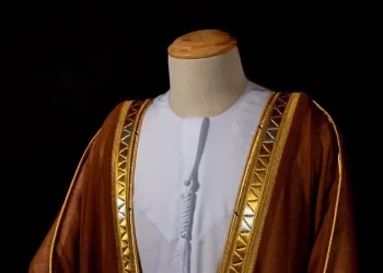 السعودية تلـــزم المسئولين وكبار الموظفين بارتداء البشت في العمل