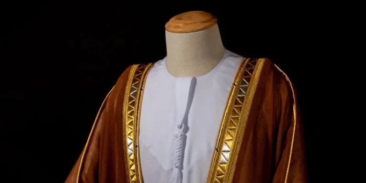 السعودية تلـــزم المسئولين وكبار الموظفين بارتداء البشت في العمل