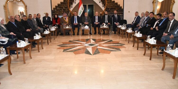 حيدر العبادي يستقبل السفير الفلسطيني والجالية الفلسطينية في العراق