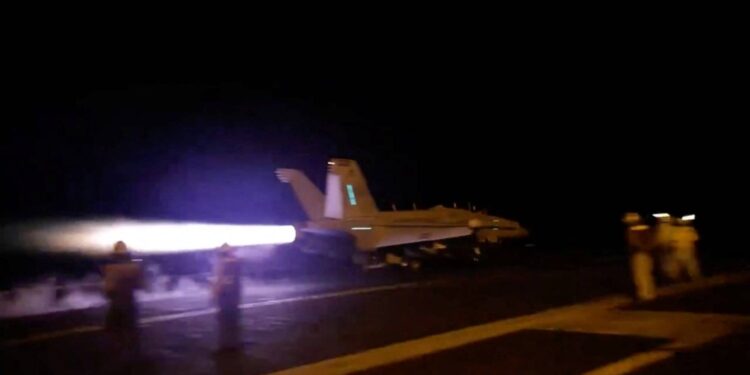 القيادة المركزية الأميركية تشن ضربتين على صاروخَي كروز مضادَّين للسفن للحوثيين