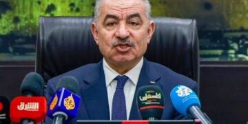 فلسطين .. رئيس الوزراء يقدم استقالة الحكومة لـ محمود عباس