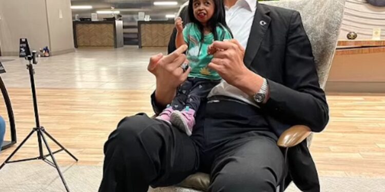 لقاء بين أطـــول وأقصر رجل في العالم