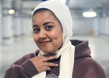 طالبة تهزم السرطان بالرسم