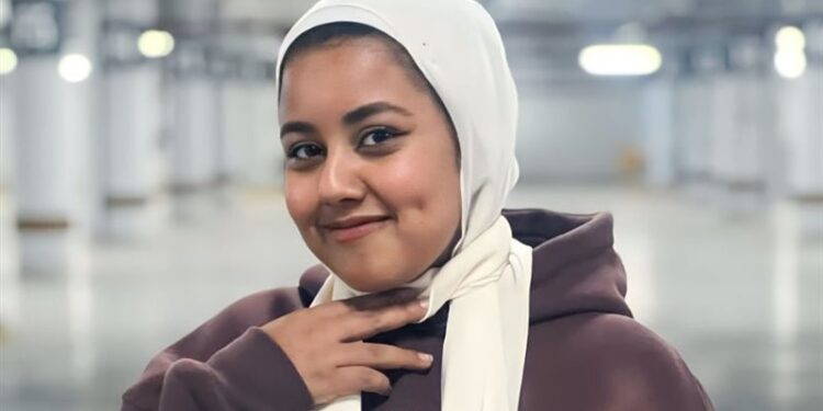 طالبة تهزم السرطان بالرسم