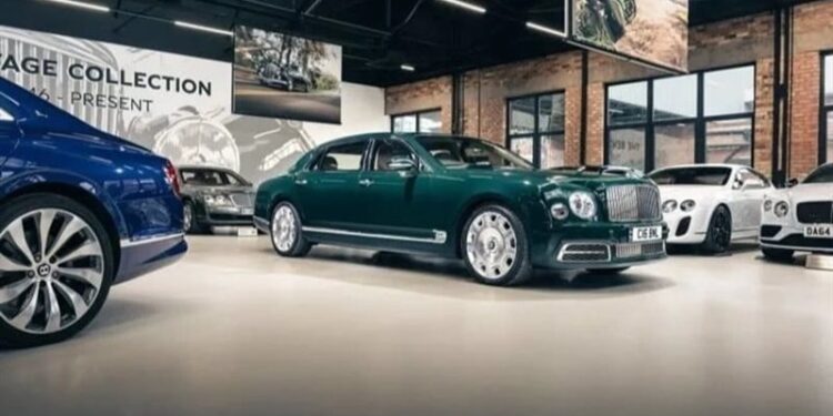 سيارة الملكة الأحدث في قاعة عرض بنتلي التاريخية