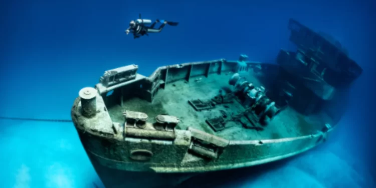 بعد قرن من غرقها في قاع المحيط ,, توأمة تيتانيك المفقودة تطفـــو على سطح المياه