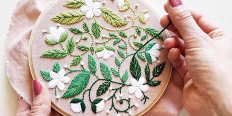 حين تغزل المرأة قطعة من روحها … أشغال الإبرة