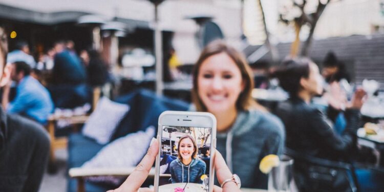 هل نحتاج أكثر إلى العيش أم التذكر ,,, عن “ولــع التصوير”