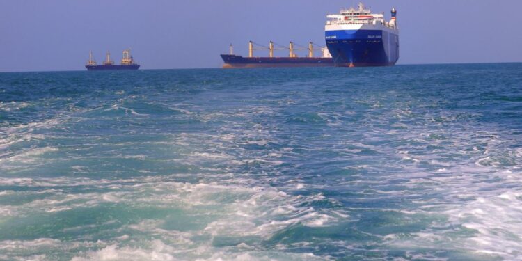 تحذيـــر من “كارثة بيئية” لسفينة استهدفها الحوثيون