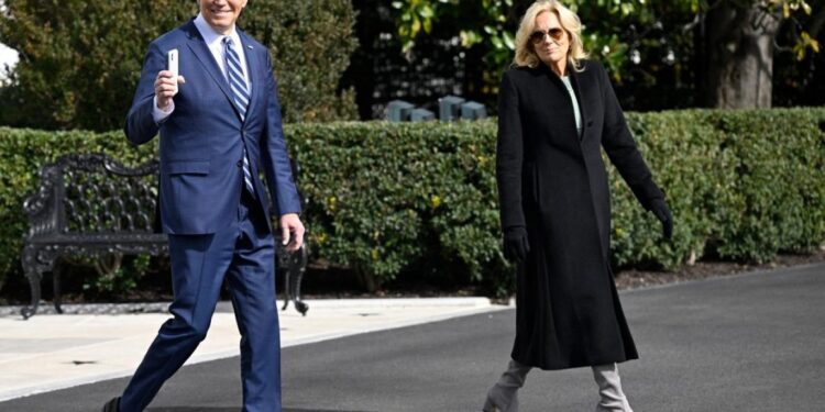 كتاب جديد عن “السيدة الأولى” يكشف سر زواج بايدن الطويل