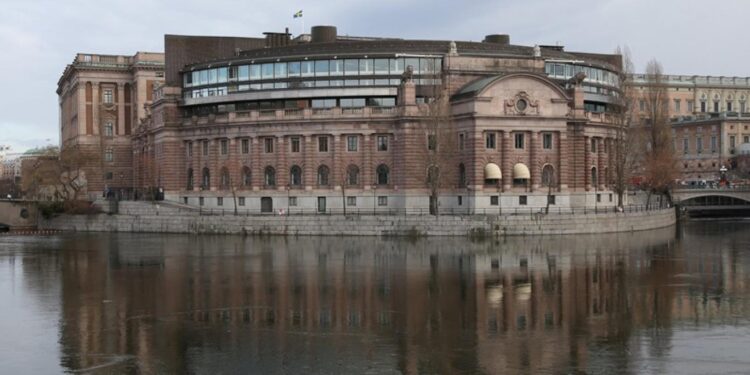 السويد  .. وضع حد لـ 200 عام من “عدم الانحياز العسكري”