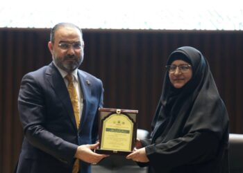 بمناسبة يوم الضاد جامعة الزهراء عليها السلام تكرم نوفل ابورغيف وسط حضور أكاديمي كبير