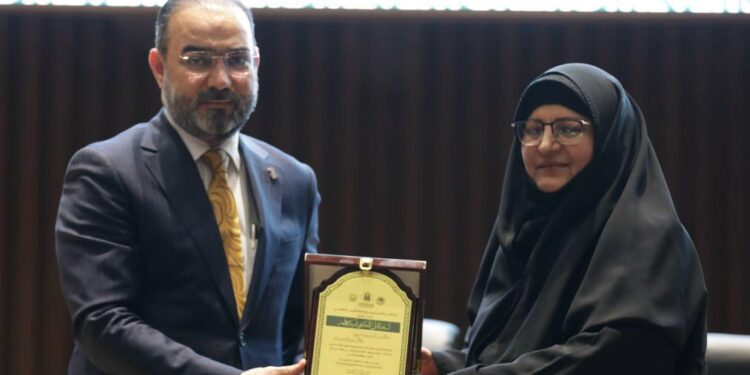 بمناسبة يوم الضاد جامعة الزهراء عليها السلام تكرم نوفل ابورغيف وسط حضور أكاديمي كبير