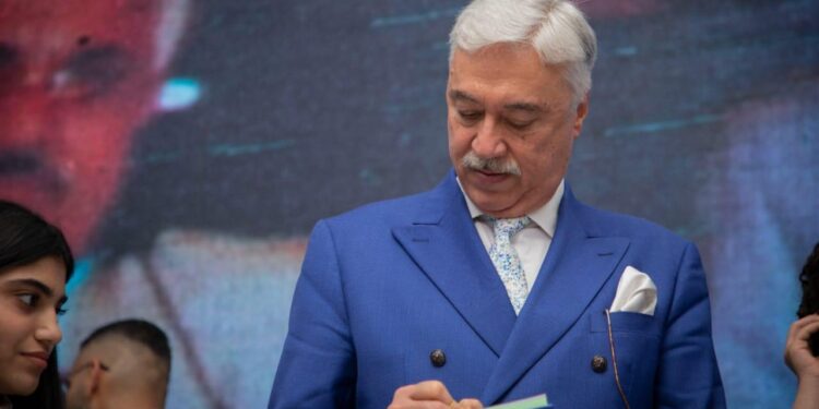 معله يحتفـــــل بتوقيع كتابه الاول