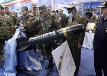 ايران .. تكشف عن نسخة مطورة من “صاروخ شفق” المضاد للدروع