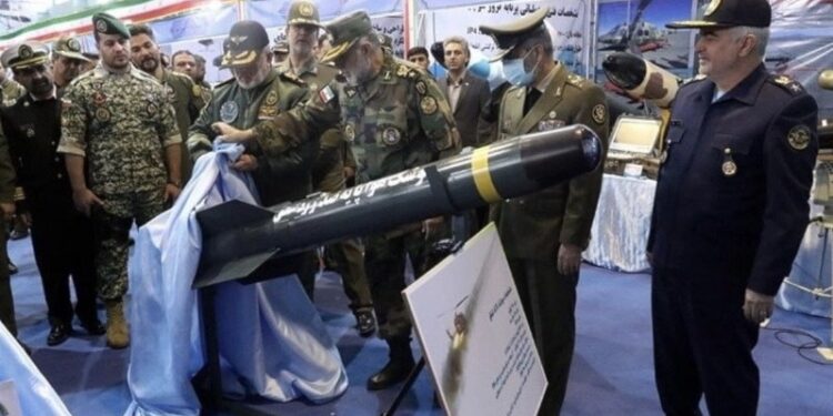 ايران .. تكشف عن نسخة مطورة من “صاروخ شفق” المضاد للدروع