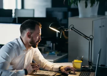 موظفون أكثر إنتاجية وأرباح أكثر… نتائــــج شركات طبقت العمل 4 أيام في الأسبوع