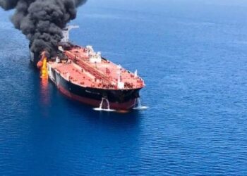 الحوثيون يستهدفون ناقلة نفط بريطانية في البحر الأحمر
