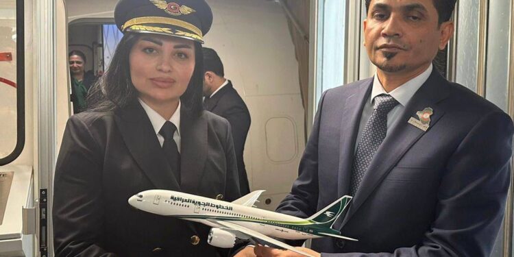 تكريم امرأة عراقية تعمل ربان طائرة ضمن طاقم الناقل الوطني