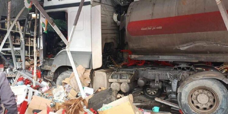 دهوك .. صهريج يقتحم متجرا ويصيب ثلاثة اشخاص