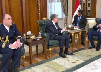 وزير الدفاع يستقبل السفير الفرنسي الجديد