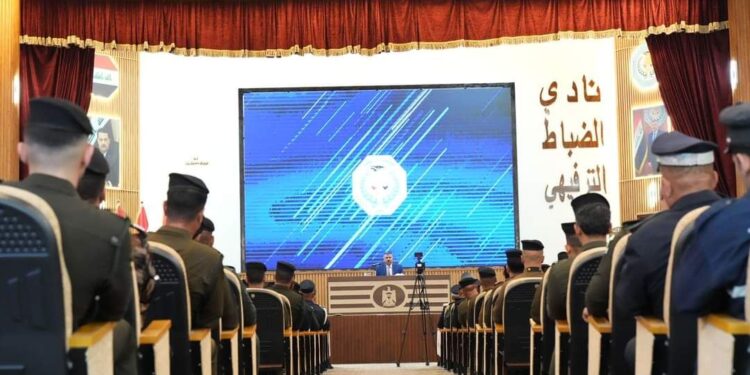 وزير الداخلية يكرم عددا من الضباط والمنتسبين والموظفين